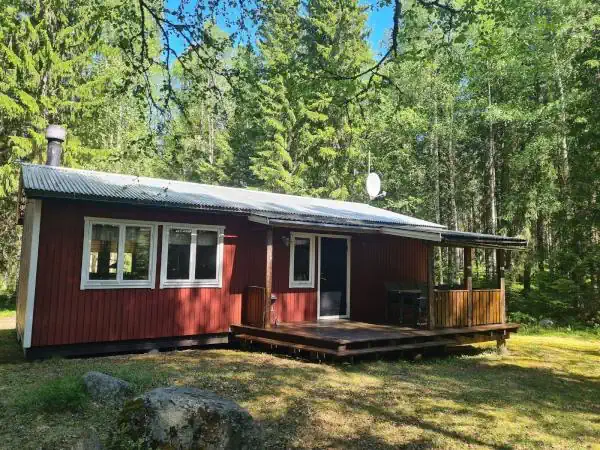 Vår stuga 7 i Hovfjällets stugby sett ifrån trädgården.